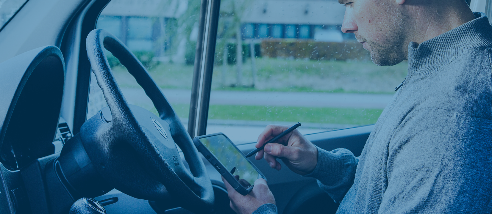 Field service monteur voert een voorraadcontrole uit op een tablet in zijn servicebus met behulp van Sigmax Connect.